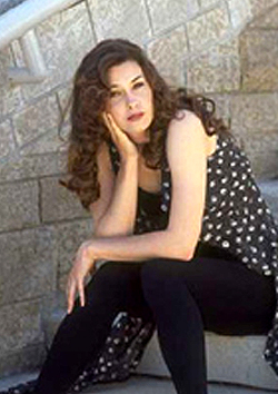 Mujer sentada en unas escaleras.